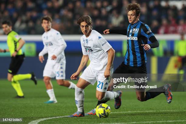 Jacopo Fazzini of Empoli FC holds the ball whilst under pressure from Giorgio Scalvini of Atalanta BC during the Serie A match between Atalanta BC...