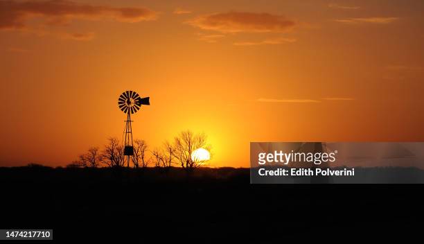 windmill at sunset - pergamino foto e immagini stock