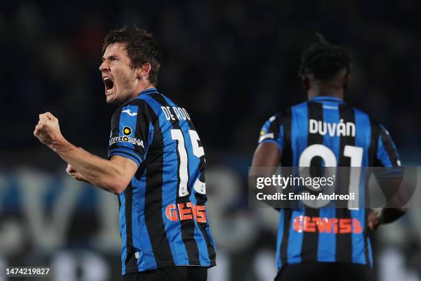 Marten de Roon of Atalanta BC celebrates after scoring the team's first goal during the Serie A match between Atalanta BC and Empoli FC at Gewiss...