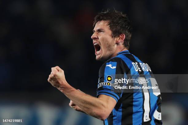 Marten de Roon of Atalanta BC celebrates after scoring the team's first goal during the Serie A match between Atalanta BC and Empoli FC at Gewiss...