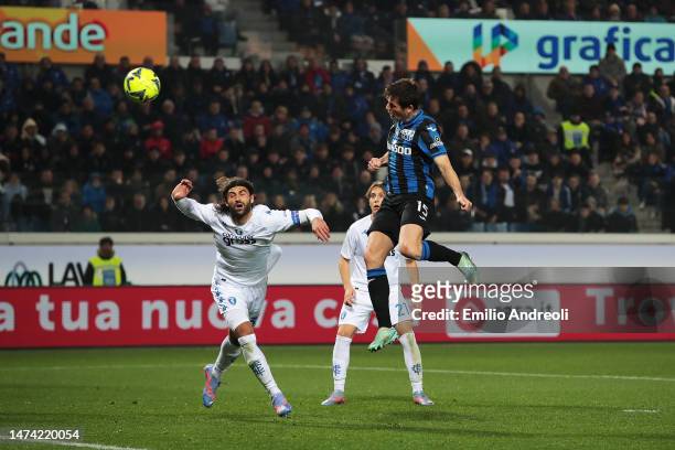 Marten de Roon of Atalanta BC scores the team's first goal during the Serie A match between Atalanta BC and Empoli FC at Gewiss Stadium on March 17,...