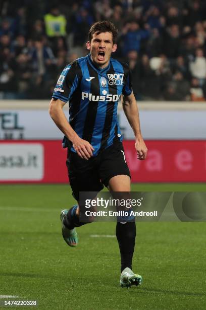 Marten de Roon of Atalanta BC celebrates after scoring the team's first goal during the Serie A match between Atalanta BC and Empoli FC at Gewiss...