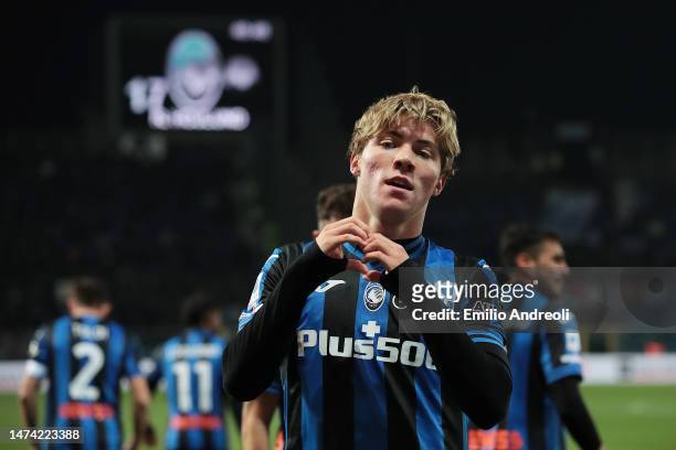 Rasmus Hojlund of Atalanta BC celebrates after scoring the team's second goal during the Serie A match between Atalanta BC and Empoli FC at Gewiss...