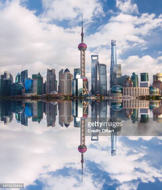 les gratte-ciel modernes de shanghai d’en haut - rivière huangpu photos et images de collection