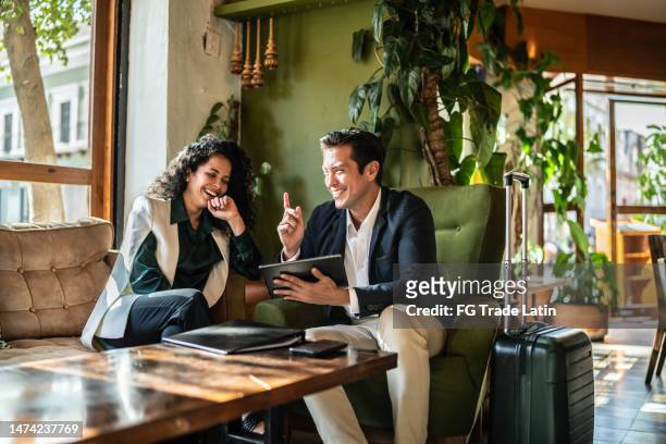 colleagues having a meeting at a coffee shop - business travel stock pictures, royalty-free photos & images