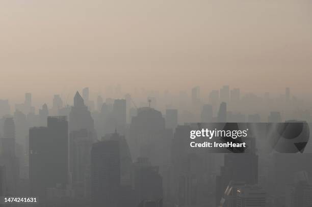 pollution pm 2.5 dust in city. - contaminación del aire fotografías e imágenes de stock