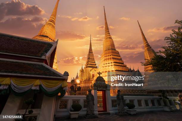 wat pho temple in bangkok. - wat pho - fotografias e filmes do acervo