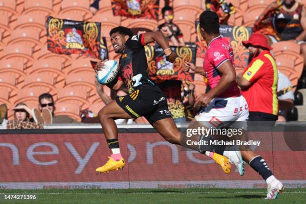 Emoni Narawa of the Chiefs races away for the try during the round four Super Rugby Pacific match between Chiefs and Melbourne Rebels at FMG Stadium...