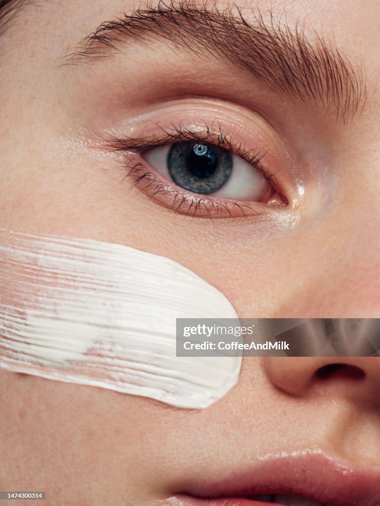 Fille infligeant crème