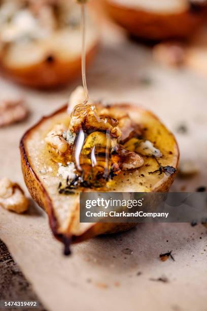pera al horno con queso gorgonzola - pera fotografías e imágenes de stock