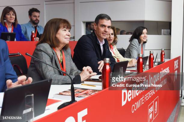The president of the PSOE, Cristina Narbona; the secretary general of the PSOE and president of the Government, Pedro Sanchez; the minister of...