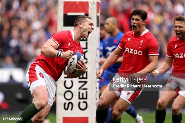 George North of Wales celebrates scoring their side's first try with teammates during the Six Nations Rugby match between France and Wales at Stade...