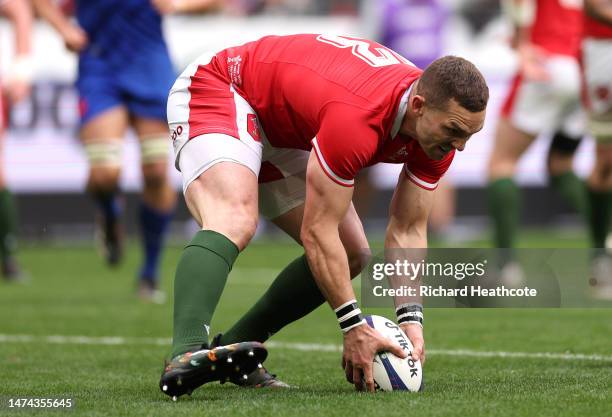 George North of Wales scores their side's first try during the Six Nations Rugby match between France and Wales at Stade de France on March 18, 2023...