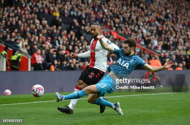 Theo Walcott of Southampton battles for possession with Ben Davies of Tottenham Hotspur during the Premier League match between Southampton FC and...