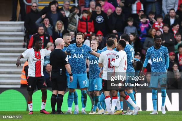 Harry Kane of Tottenham Hotspur interacts with Referee Simon Hooper after Southampton are given a penalty during the Premier League match between...