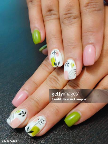 green and pink nails art - nagelkunst stockfoto's en -beelden