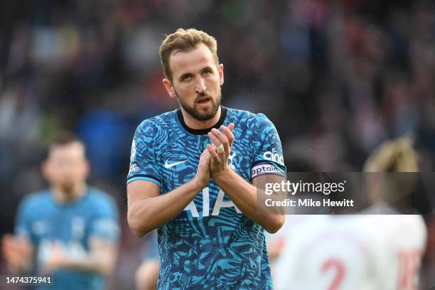 Harry Kane of Tottenham Hotspur applauds the fans after the draw in the Premier League match between Southampton FC and Tottenham Hotspur at Friends...