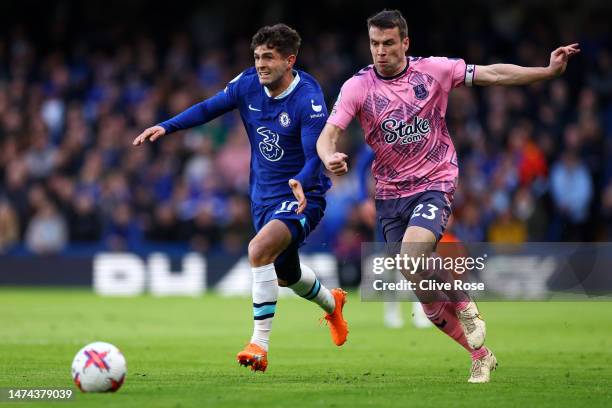 Christian Pulisic of Chelsea runs with the ball whilst under pressure from Seamus Coleman of Everton during the Premier League match between Chelsea...