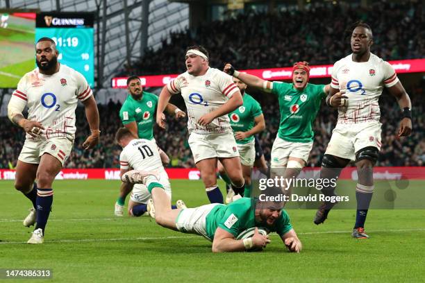 Robbie Henshaw of Ireland scores their side's second try during the Six Nations Rugby match between Ireland and England at Aviva Stadium on March 18,...