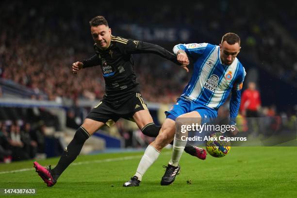 Sergi Darder of RCD Espanyol controls the ball whilst under pressure from Iago Aspas of RC Celta during the LaLiga Santander match between RCD...