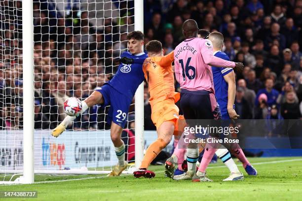 Abdoulaye Doucoure of Everton scores the team's first goal during the Premier League match between Chelsea FC and Everton FC at Stamford Bridge on...