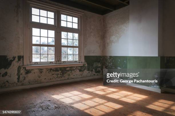 window and wooden floor of an abandoned house - bad condition foto e immagini stock