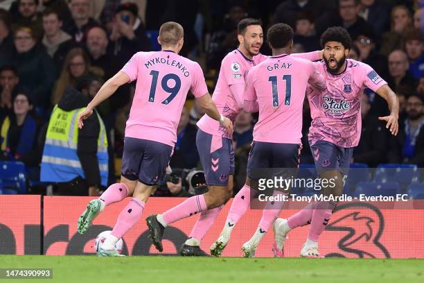 Ellis Simms of Everton celebrates his goal with Dwight McNeil Demarai Gray and Vitalii Mykolenko during the Premier League match between Chelsea FC...