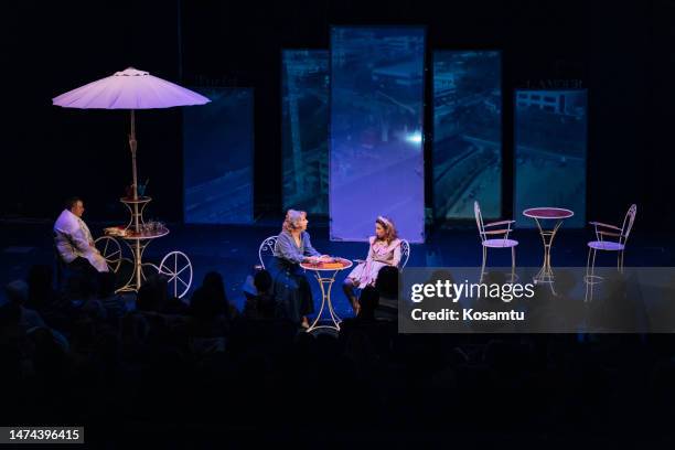 vue de face d’une scène de théâtre où un groupe d’acteurs joue une pièce devant un public - industrie du théâtre photos et images de collection