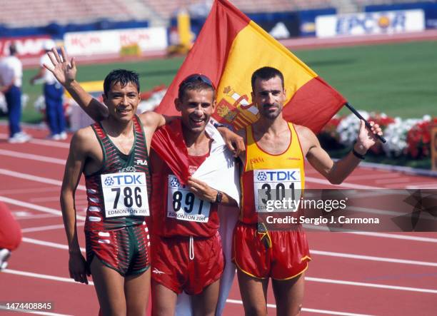 Edgar Hernández of México, Robert Korzeniowski of Poland and Jesús Ángel García of Spain at the arrival of the 50km Walk of the IAAF World...