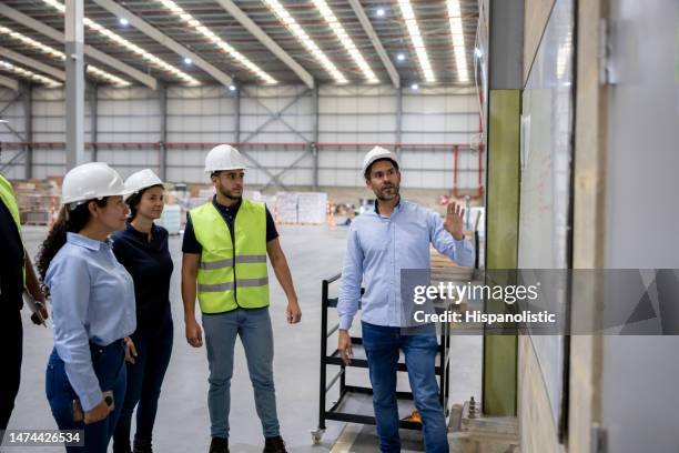 group of new employees in training at a distribution warehouse - training course 個照片及圖片檔