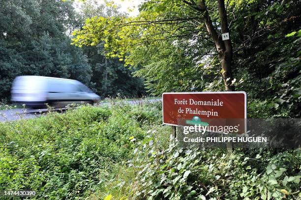Photo prise le 07 Septembre 2010 à Attiches d'un panneau d'information à l'entrée de la forêt domaniale de Phalempin, où le corps de la joggeuse...