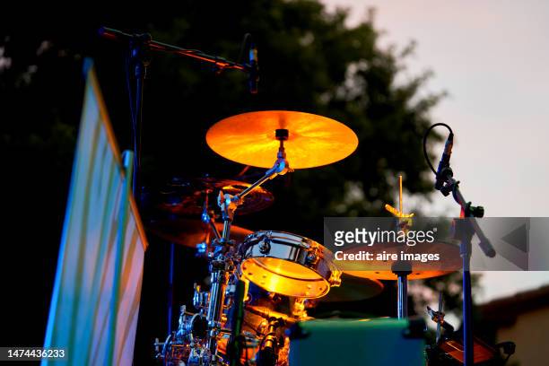 drum metal kit on illuminated stage musical percussion instrument no people - percussion instrument stock pictures, royalty-free photos & images