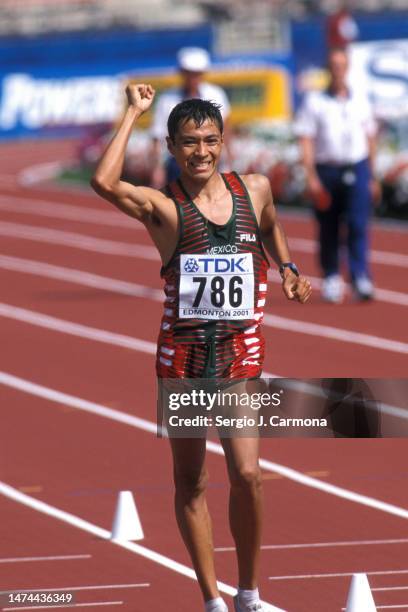 Edgar Hernández of México competes in the arrival of the 50km Walk of the IAAF World Championships at Commonwealth Stadium on August 11th, 2001 in...