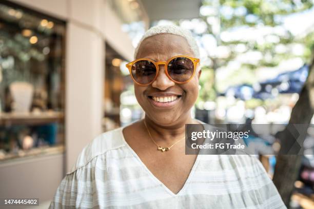 portrait of a mature woman outdoors - dyed shades imagens e fotografias de stock