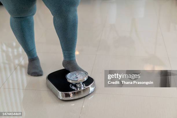 plus size girl measure weight - waage stock-fotos und bilder