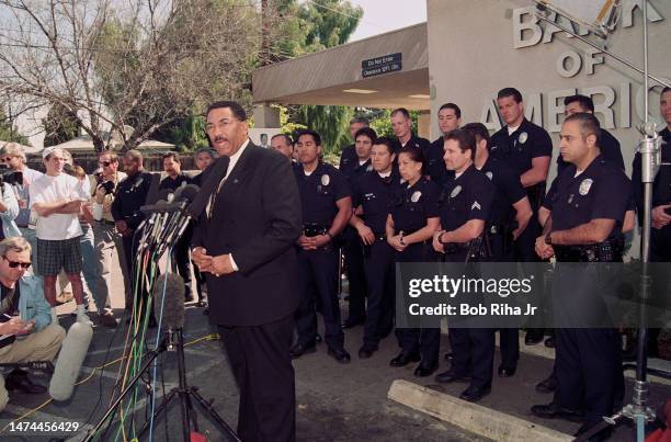 Los Angeles Police Department Chief Willie Williams briefs the news media the day after two heavily-armed gunmen wearing body-armor, robbed a Bank of...