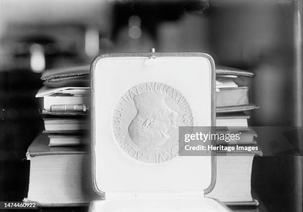 Nobel Peace Prize - The Medal, 1913. Latin inscription: 'ALFR NOBEL NAT MDCCCXXXIII - OB MDCCCXCVI' - Alfred Nobel - born 1833 Creator: Harris &...