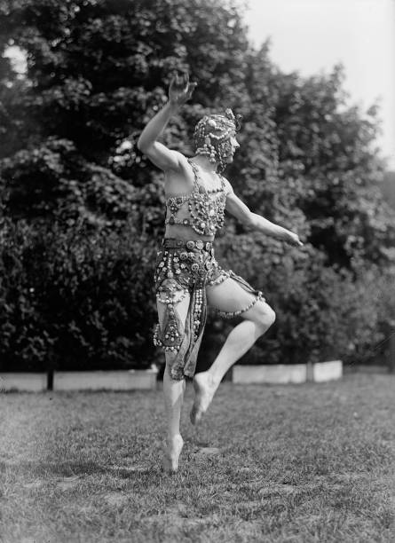 quelle souplesse ! Serge-dancer-at-sylvan-theatre-1917-creator-harris-ewing