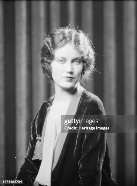 Wray, Fay, Miss, portrait photograph, 1927 Aug. Creator: Arnold Genthe.