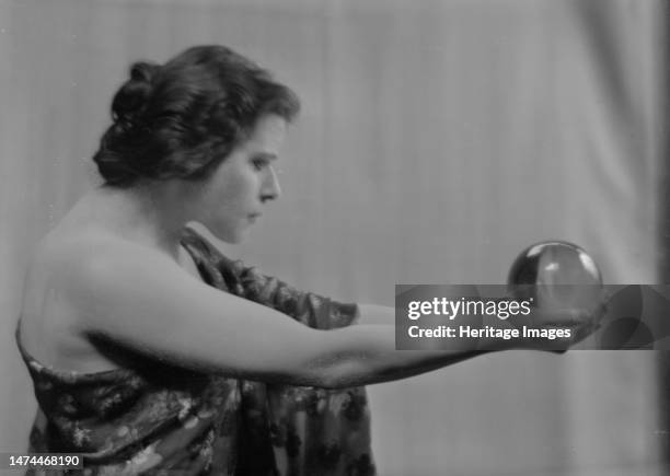 Bara, Theda, Miss, portrait photograph, 1916 Nov. 11. Creator: Arnold Genthe.