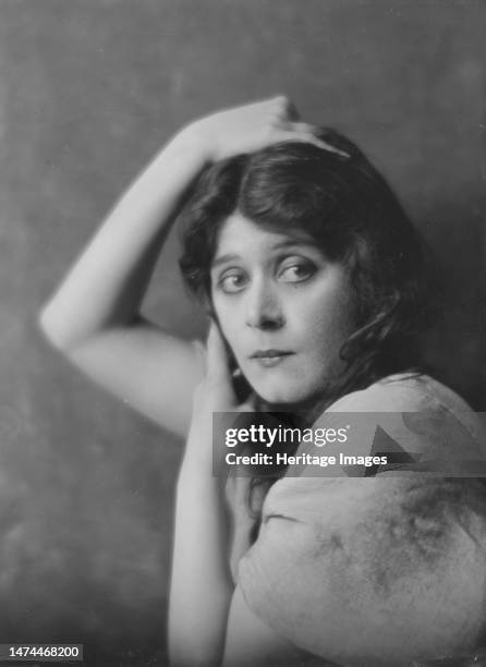 Bara, Theda, Miss, portrait photograph, 1916 Nov. 11. Creator: Arnold Genthe.