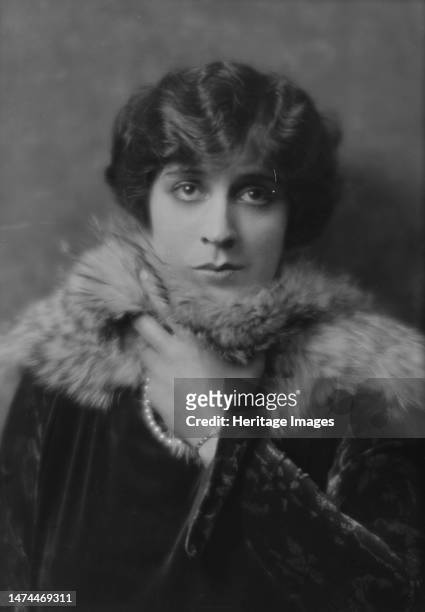 Cowl, Jane, Miss, portrait photograph, 1914 Dec. 30. Creator: Arnold Genthe.