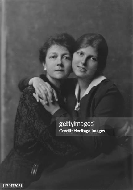 Pelton, L.D., Mrs., and daughter, portrait photograph, 1917 Oct. 1. Creator: Arnold Genthe.