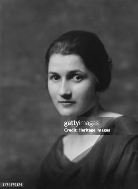 Smith, Dorothy, Miss, portrait photograph, 1917 Apr. 18. Creator: Arnold Genthe.