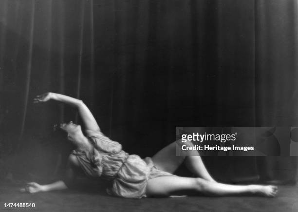 Isadora Duncan dancing, between 1916 and 1918. Creator: Arnold Genthe.