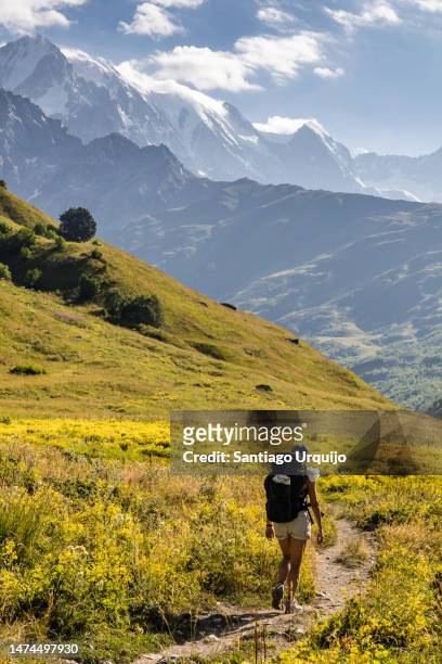 woman hiking in svaneti region - montagnes du caucase photos et images de collection