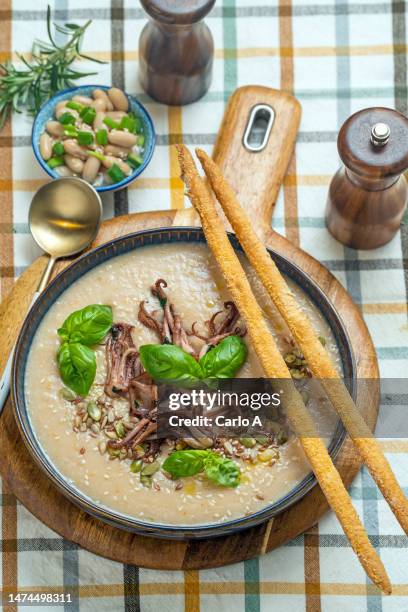 cannellini bean soup with squid - velouté stockfoto's en -beelden