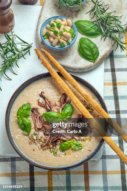 cannellini bean soup with squid - velouté stockfoto's en -beelden