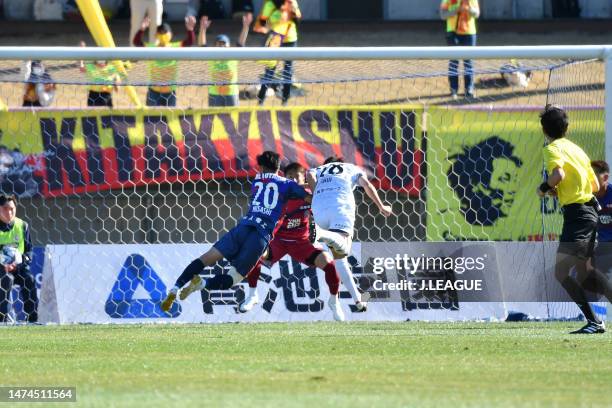 Takaya INUI of Giravanz Kitakyushu scores his side's second goal during the J.LEAGUE Meiji Yasuda J3 3rd Sec. Match between Kataller Toyama and...