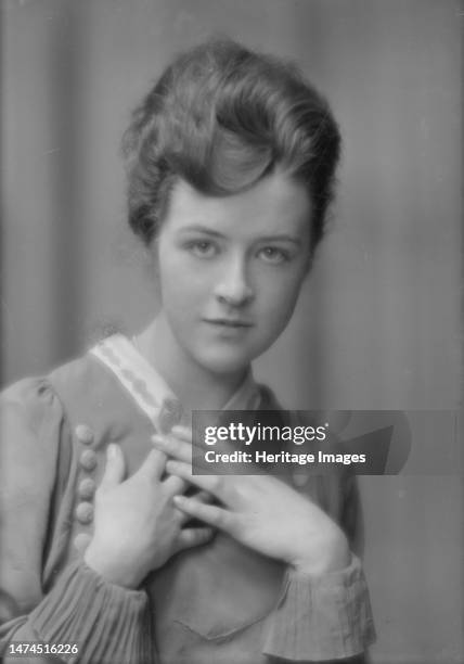 Tanner, Rhoda, Miss , portrait photograph, 1915 Mar. 17. Creator: Arnold Genthe.